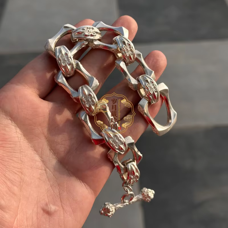 Bracelet vintage tibétain en argent sculpté à la main