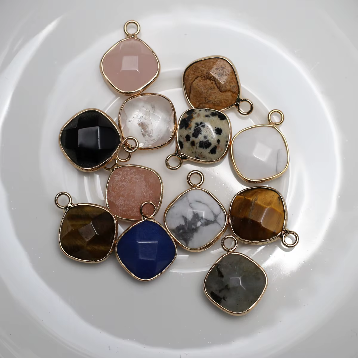 Pendentif en pierre précieuse naturelle taillée en losange avec enveloppe dorée