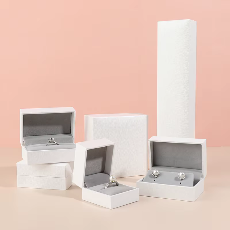 Boîte à bijoux en papier en cuir blanc