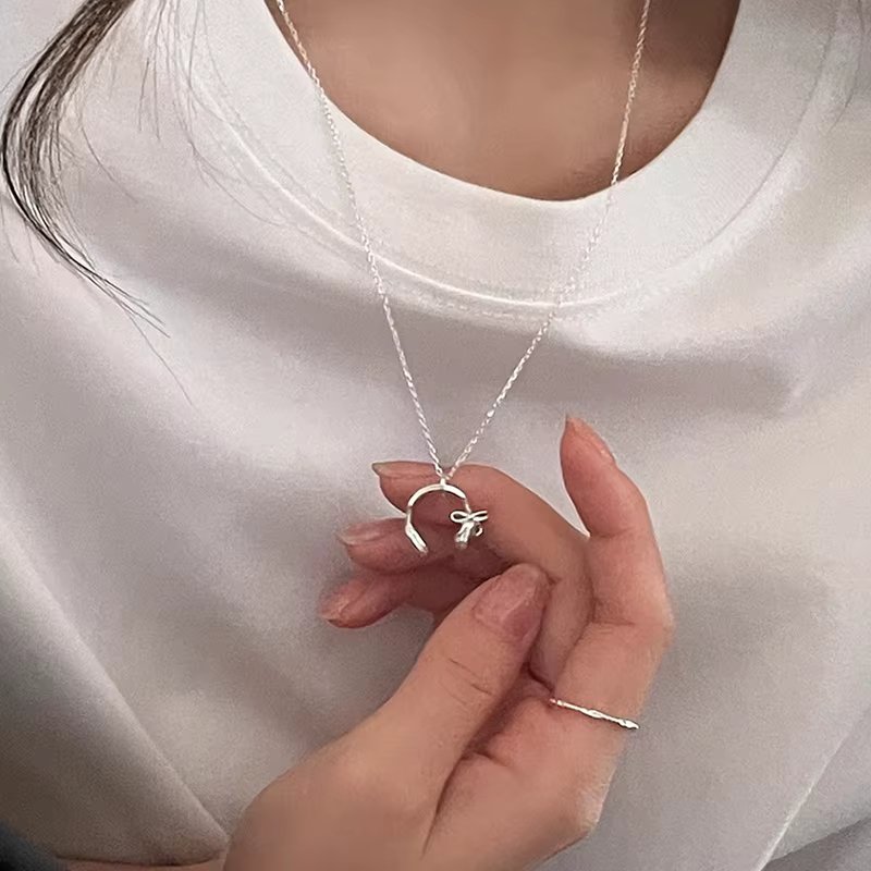 ANENJERY Collier avec pendentif nœud papillon couleur argent pour femmes