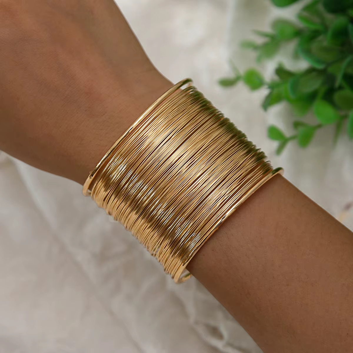 Cadeau de la Saint-Valentin : un bracelet d'ouverture en forme de C en fil d'acier évidé multicouche