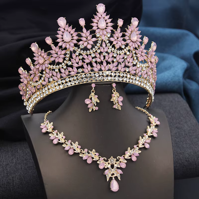 Diadèmes et collier roses à haute opale