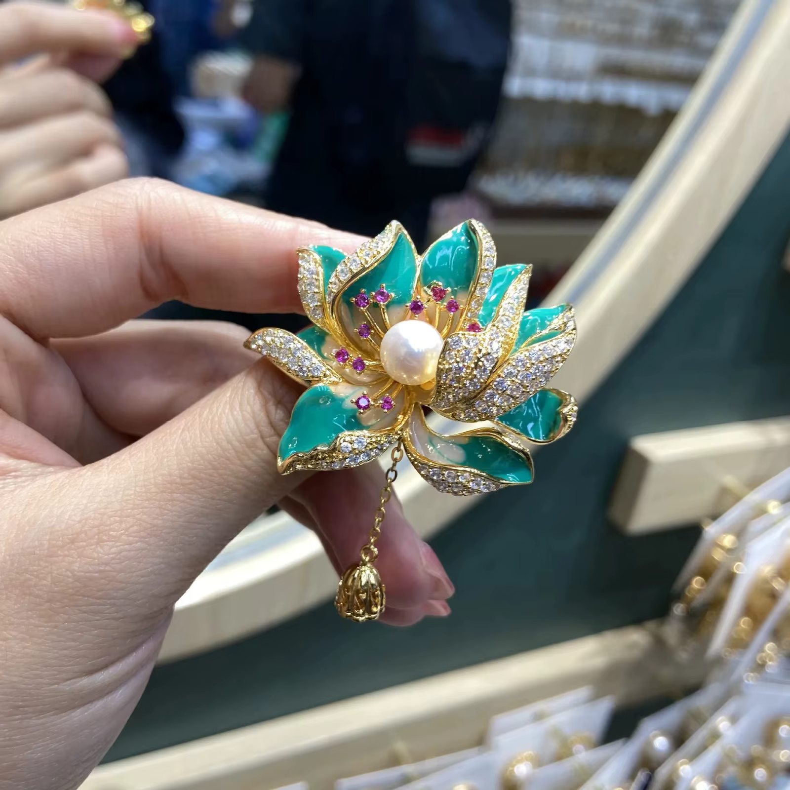 Broche en émail motif lotus