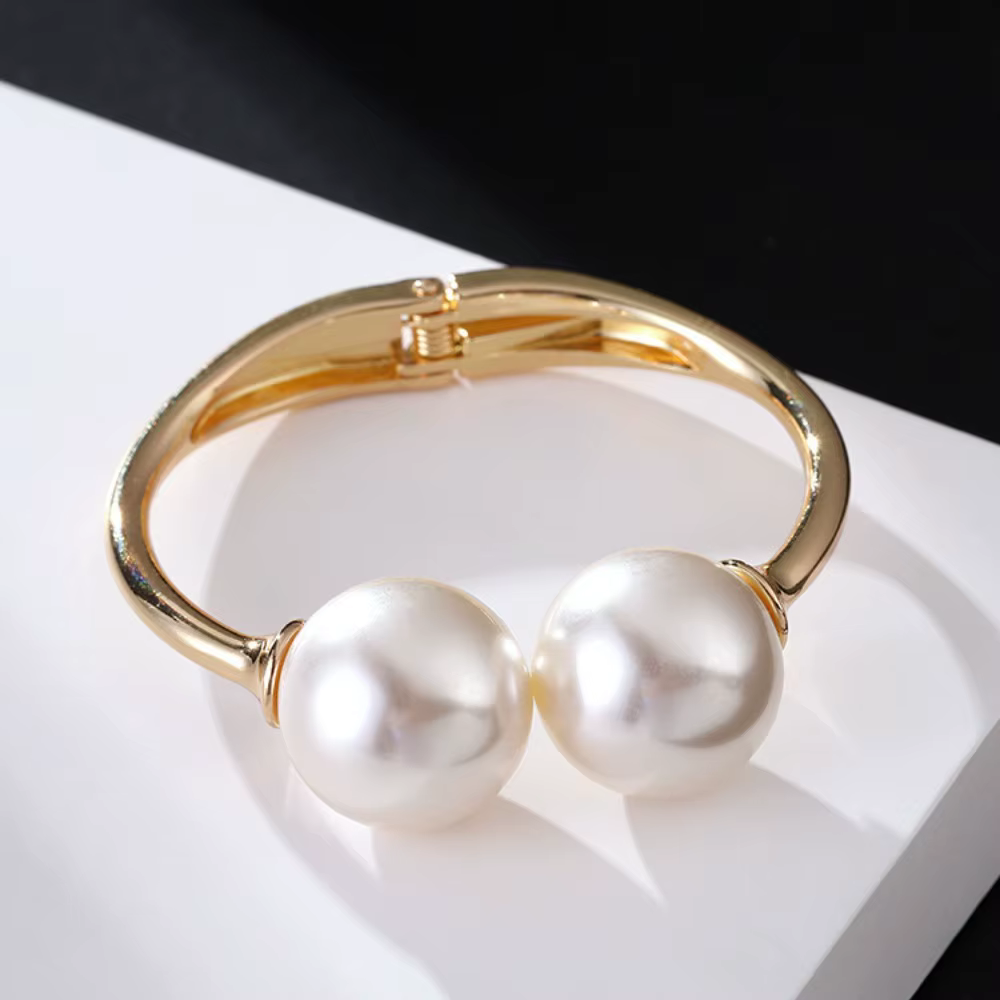 Bracelet manchette large en métal doré avec perles et motifs géométriques