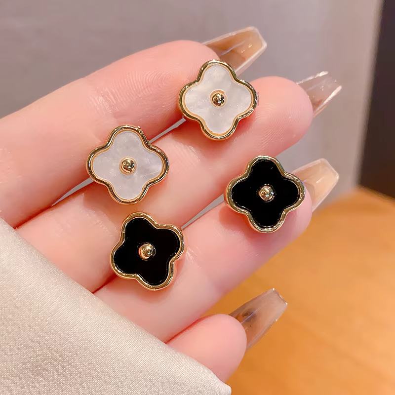 Boucles d'oreilles clous trèfle en laiton et nacre pour usage quotidien
