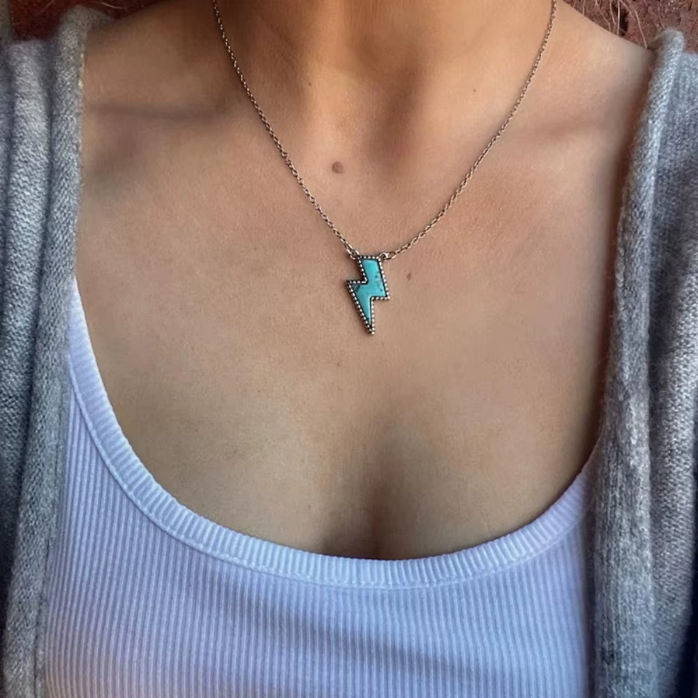 Collier pendentif turquoise incrusté étincelant de style vintage