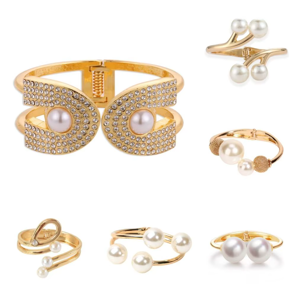 Bracelet manchette large en métal doré avec perles et motifs géométriques