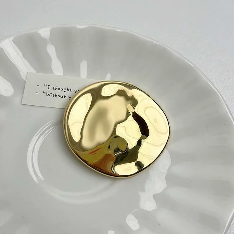 Nouvelles Broches Rondes Tendance Or et Argent 2026 pour Femmes – Bijou Minimaliste en Métal Plié Irrégulier – Cadeau Idéal