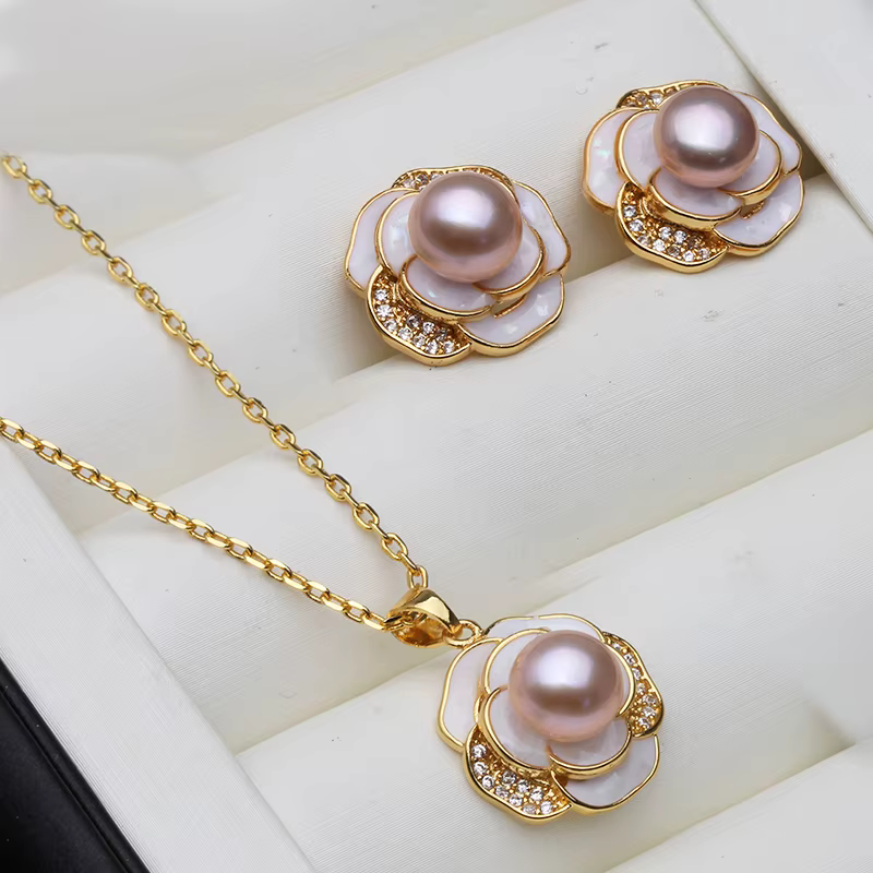 Ensemble collier et boucles d'oreilles en perles d'eau douce naturelles cultivées pour mariage