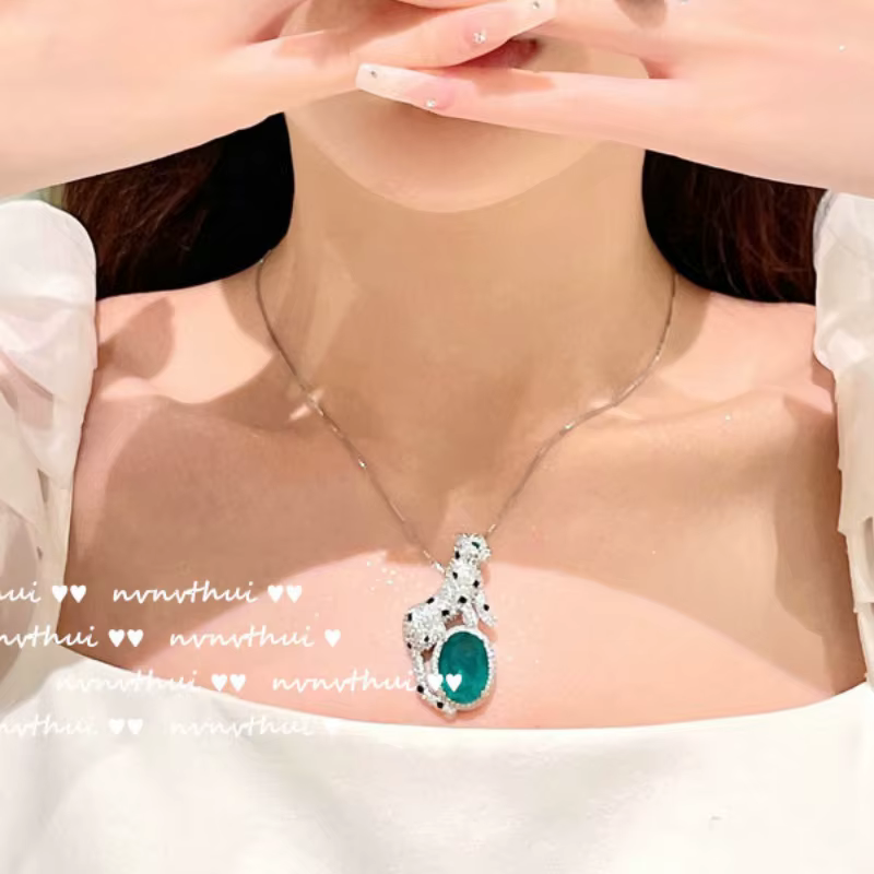 Collier pendentif léopard en pierres précieuses émeraude taillées ovales de luxe avec JOWomen
