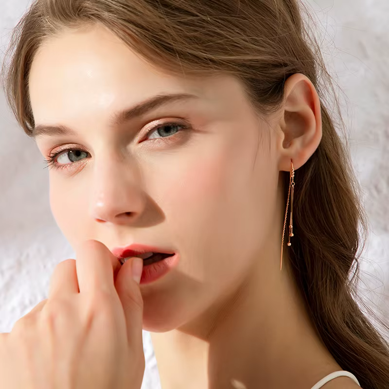 Boucles d'oreilles pompon longue chaîne souple pour femme