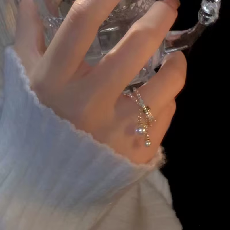 Bague ouverte avec pompon en perles