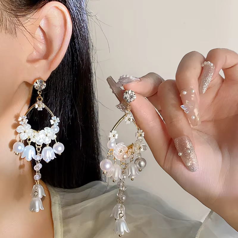 Boucles d'oreilles en forme de fleur de lys de la convallaria incrustées de strass et de perles pour femmes