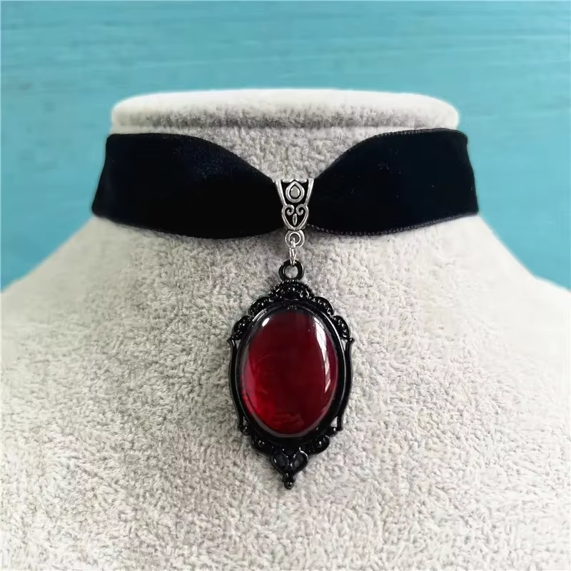 Collier ras du cou en velours avec pendentif camée vampire gothique pour femme