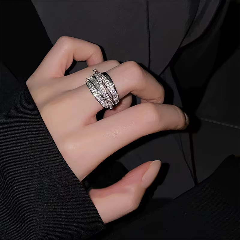 Bague en strass couleur argent 2026