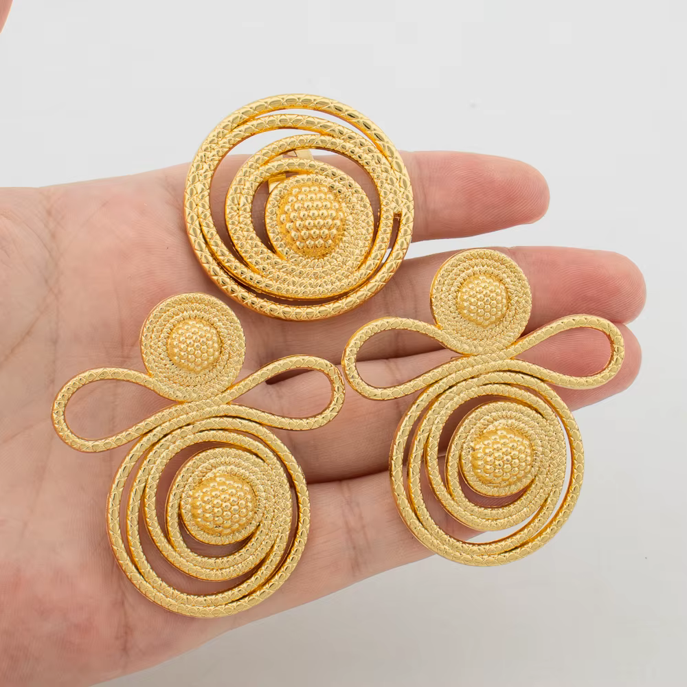 Ensemble de boucles d'oreilles et bagues couleur or
