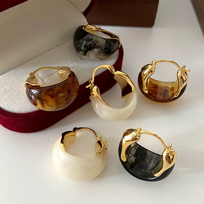 Automne et hiver Melad couleur résine Imitation ambre pierre conception oreille manchette pour femmes bijoux 2025 tendance boucles d'oreilles accessoires