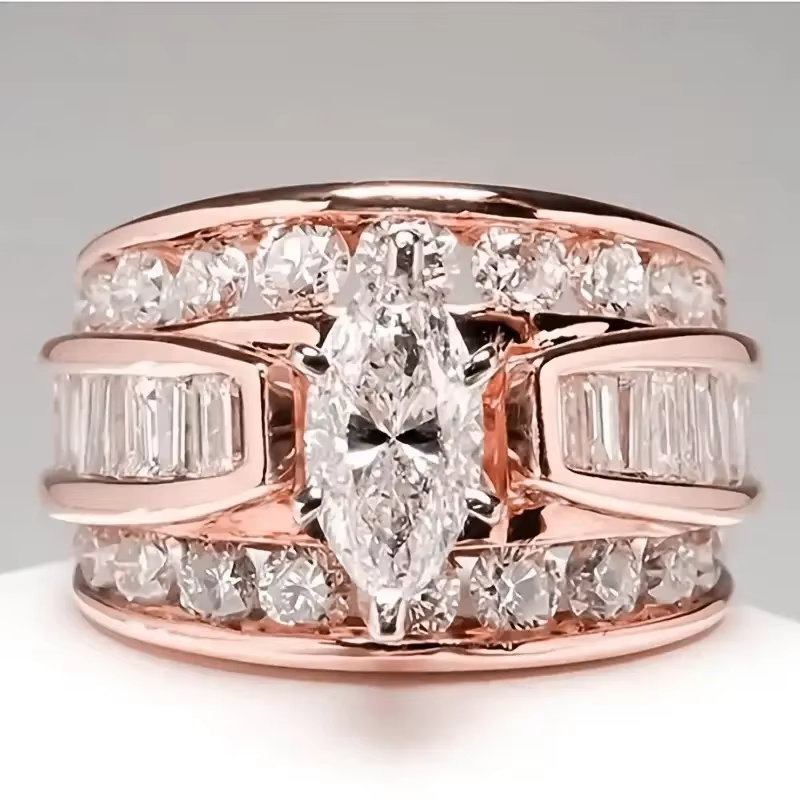 Magnifique bague de fiançailles à trois rangs de zircone synthétique pour femmes