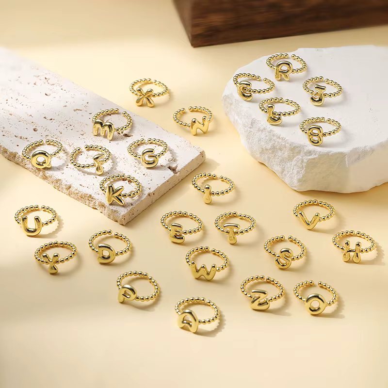HECHENG, Grosses Lettres A-Z Initiales Bague Couple Anneau En Laiton Métal 18K Plaqué Or Matériel Bijoux Twist Ring 1 Pcs