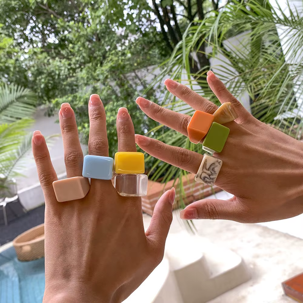Bague carrée géométrique en acrylique coloré pour femme