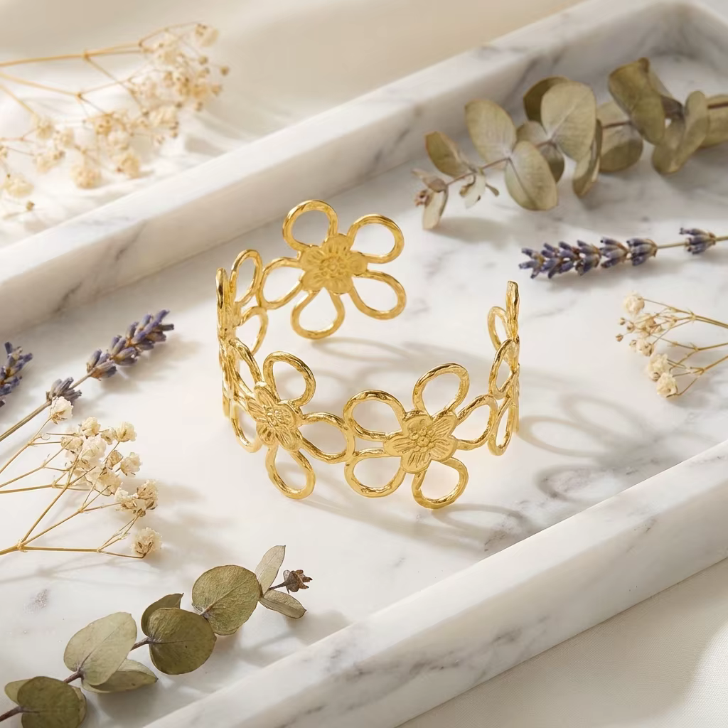 Bracelet manchette en acier inoxydable Sweet Hollow Flower pour femme