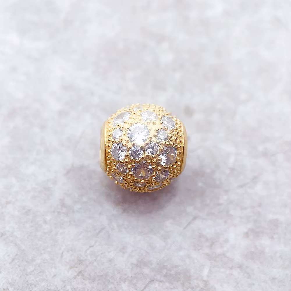 Perles dorées pavées écrasées