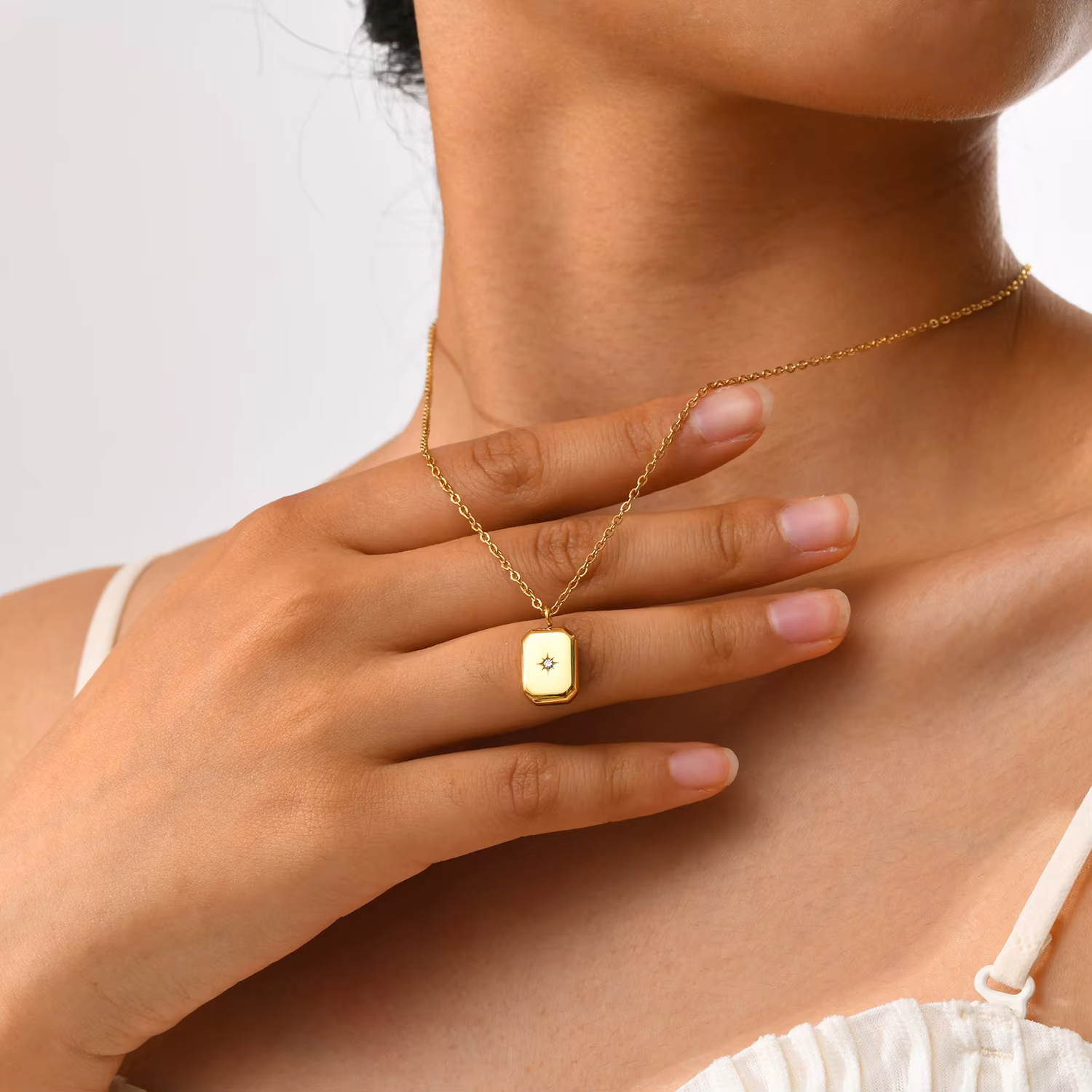 Collier exquis avec pendentif briolette et carré pour femme | Chaîne plaquée or 18 carats en acier inoxydable poli