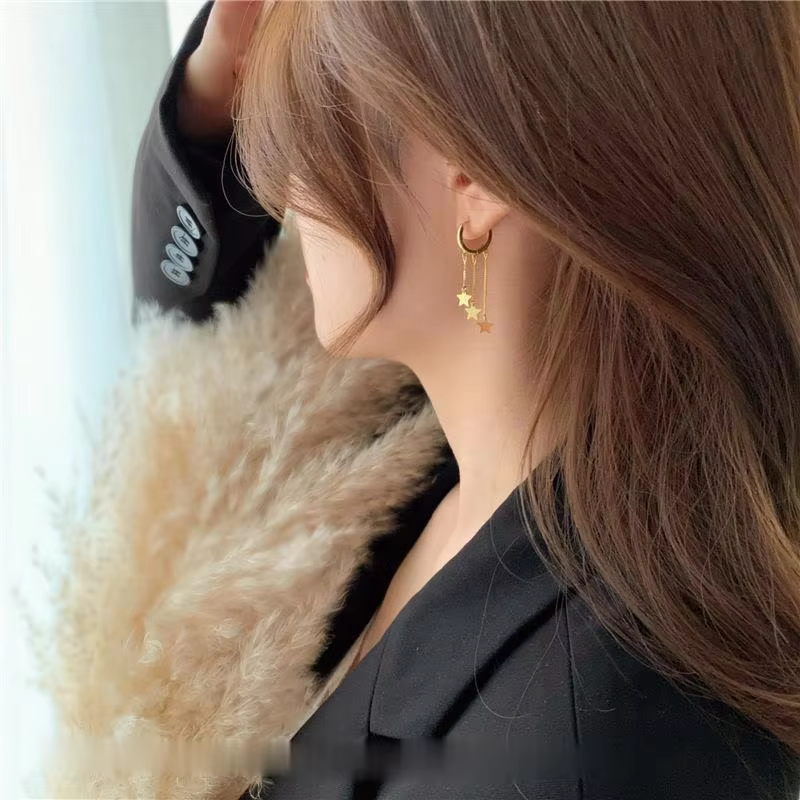 Boucles d'Oreilles Pendantes en Or 14K avec Pompon en Forme d'Étoile