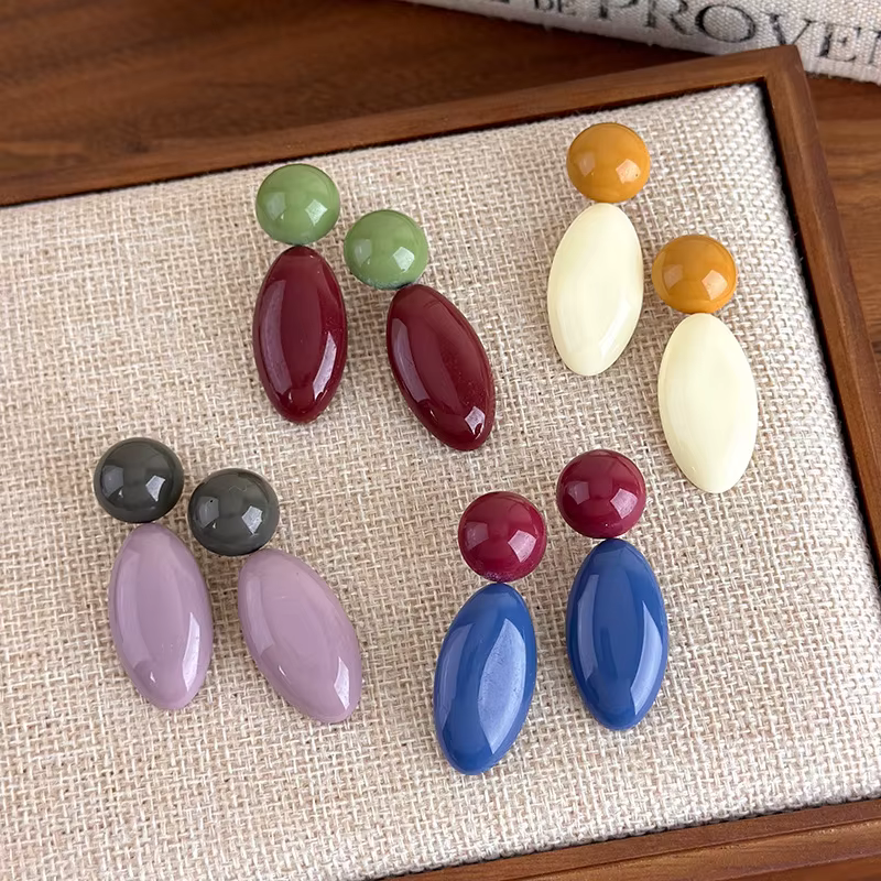 Boucles d'oreilles pendantes géométriques en résine colorée