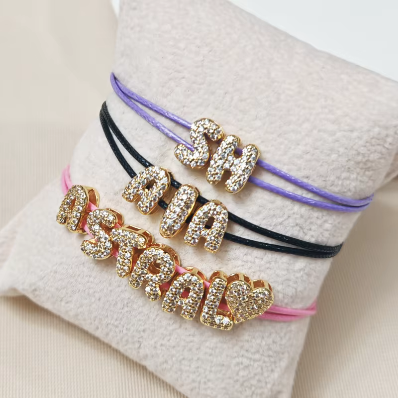 Bracelet personnalisé avec 26 lettres serties de diamants