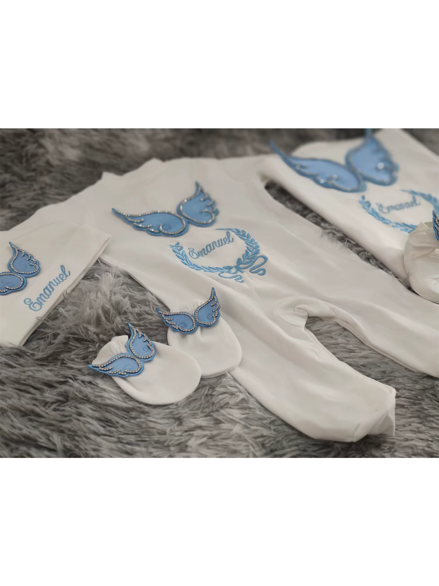 Ensemble de vêtements pour nouveau-né avec des ailes d'ange - Layette pour bébé brodée blanche et bleue | Cadeau en