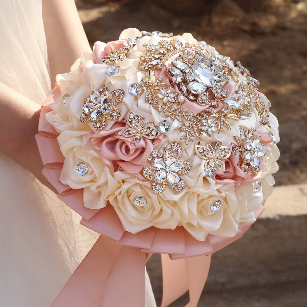 Bouquet de mariage rose champagne de luxe YeeNanee avec couronne de strass