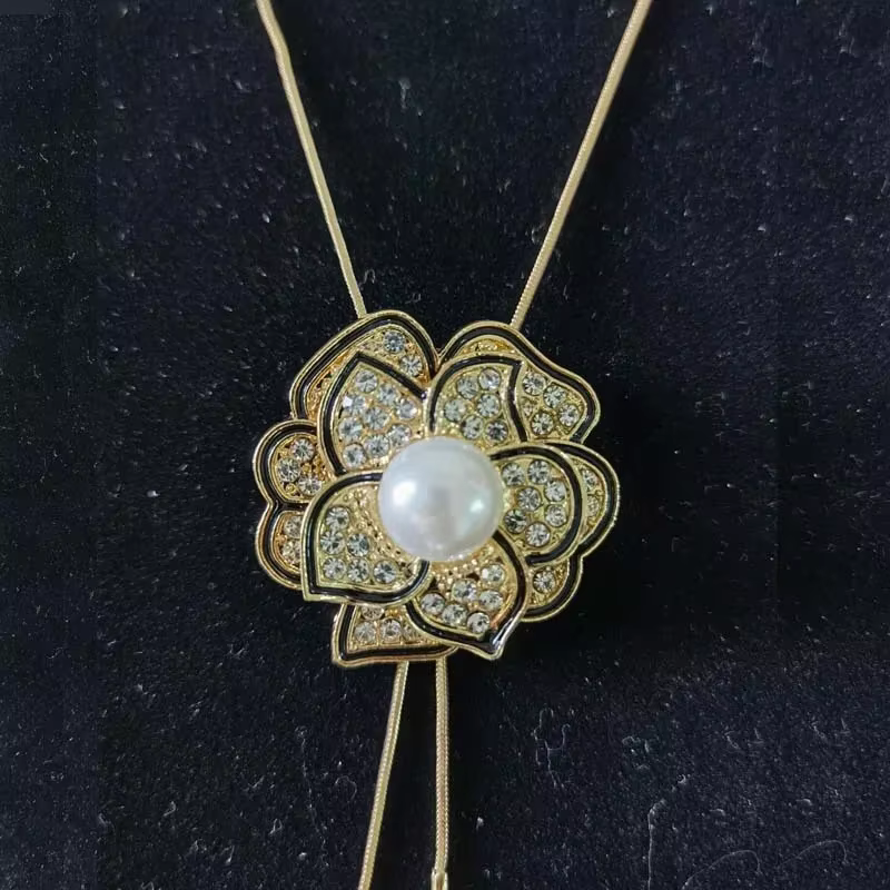 Nouveau Collier Long Pendentif Fleur en Strass et Cristal Automne Hiver 2026 pour Femme