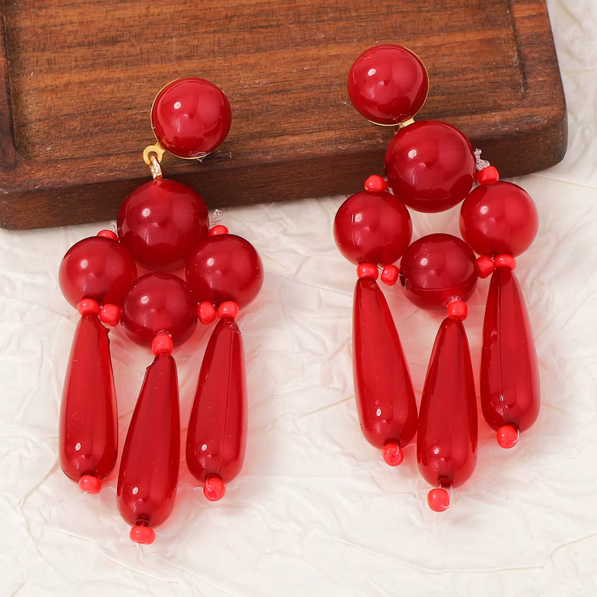 Boucles d'oreilles pendantes vintage en résine rouge perlée pour femmes