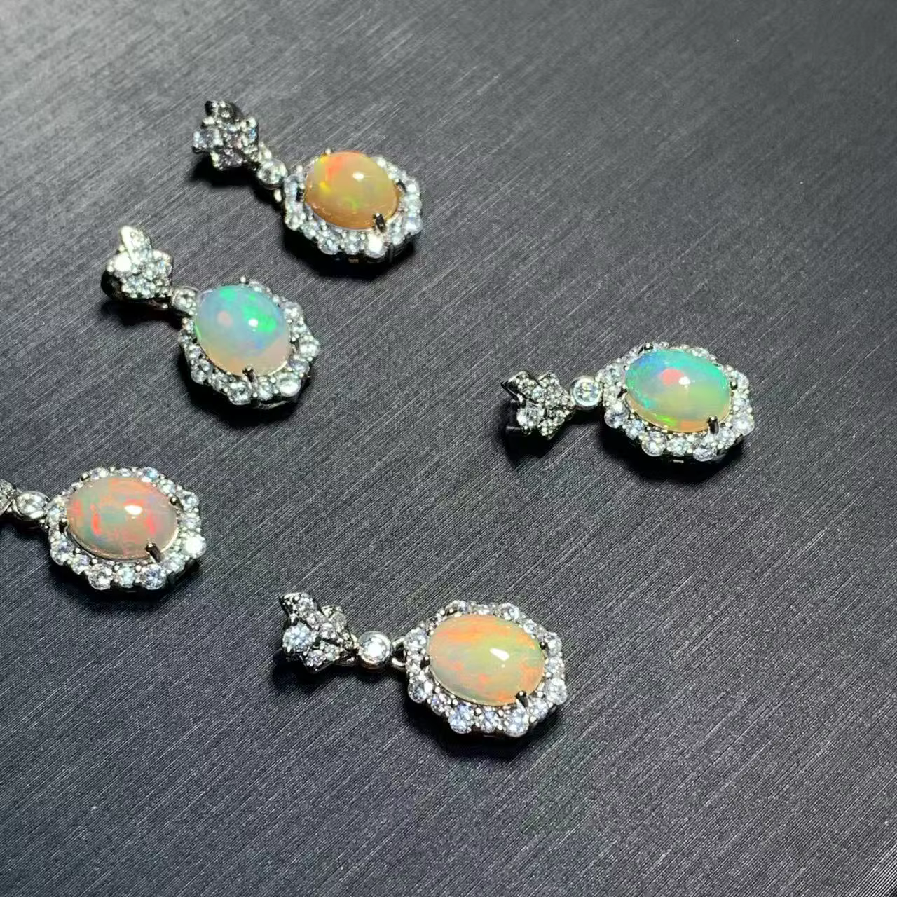 Collier pendentif ovale en opale naturelle