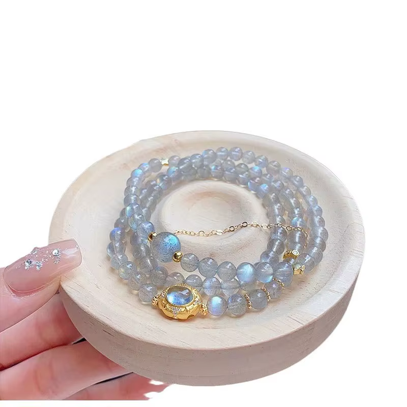 Perles de clair de lune gris clair avec bleu