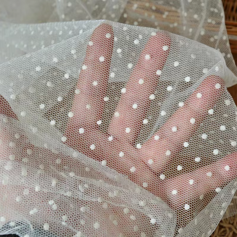 Tissu en tulle floqué à pois