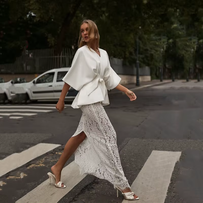 Ensemble deux pièces féminin élégant blanc blouse manches chauve-souris peplum jupe dentelle fente arrière tenue invité