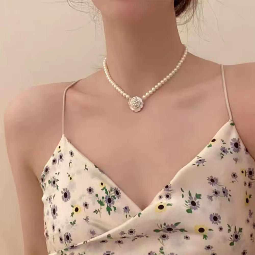 Collier avec pendentif en forme de fleur de camélia blanche pour femmes