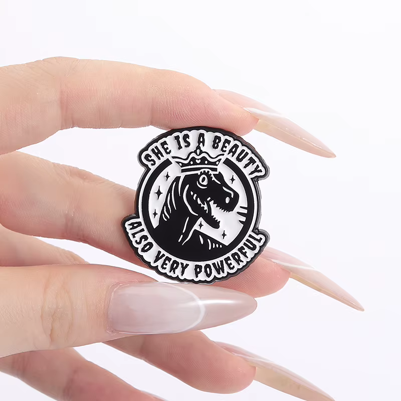 Broches en émail reine des dinosaures, elle est une beauté, une bonne puissance, broches à revers, Badge, sac à dos, vêtements, bijoux, cadeau pour amis