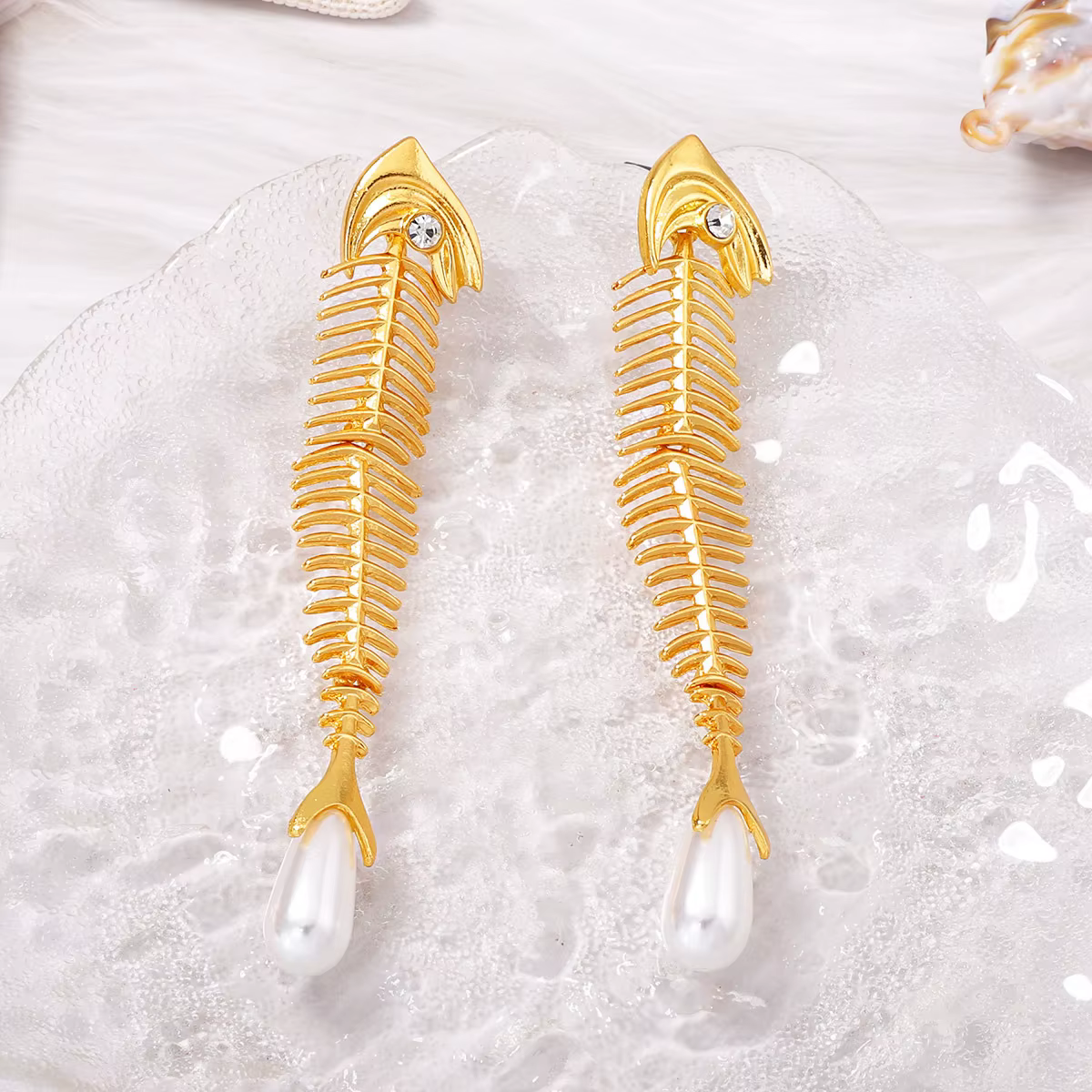 Boucles d'oreilles pendantes longues en métal doré avec strass