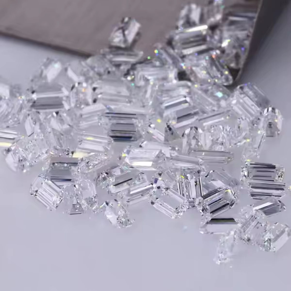 Petit diamant de laboratoire taille émeraude DEF VS/VVS