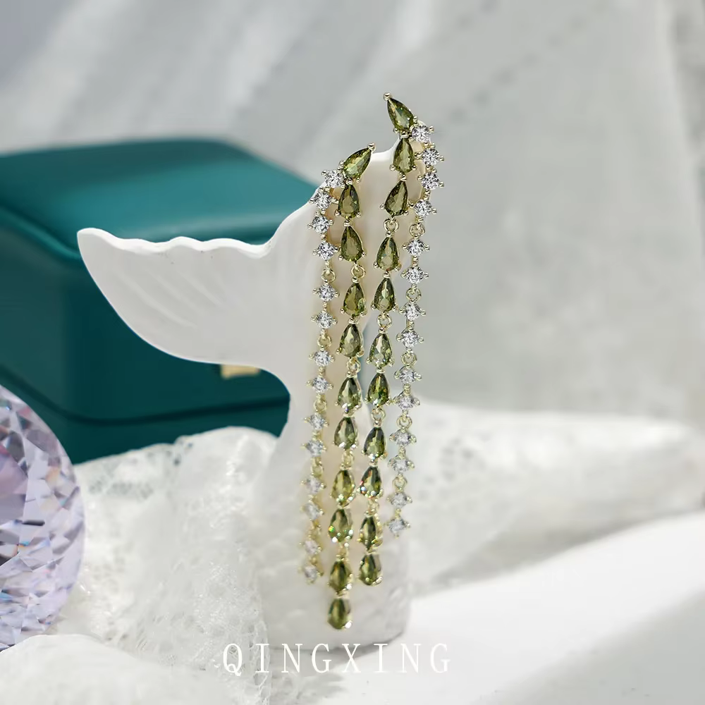 Boucles d'oreilles longues pampilles vert Olive en Zircon