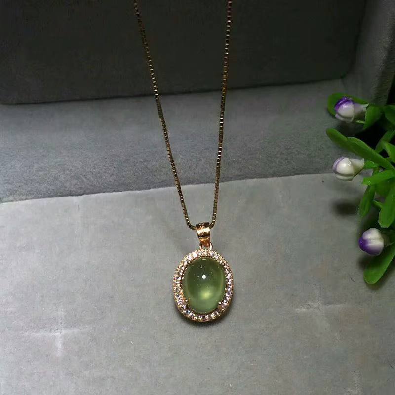 Collier avec pendentif en préhnite naturelle incrustée en argent