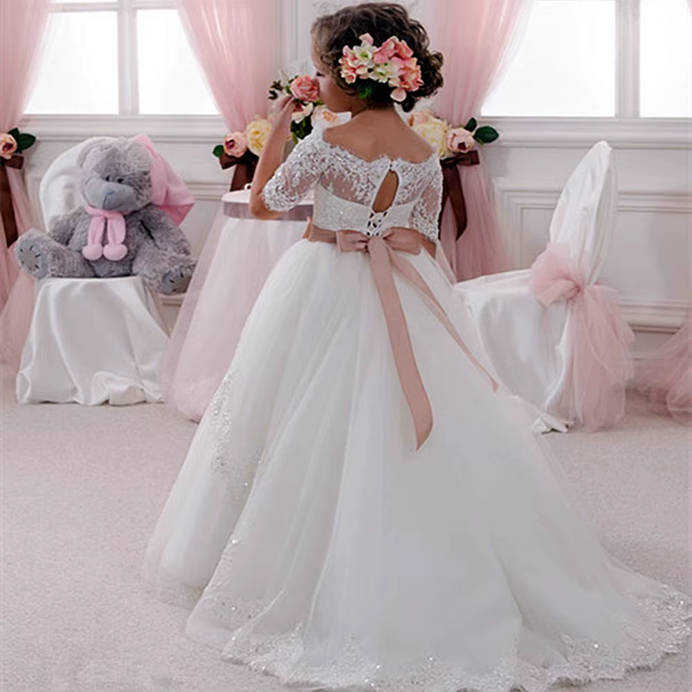 Robe de mariée en dentelle avec appliques et ceinture