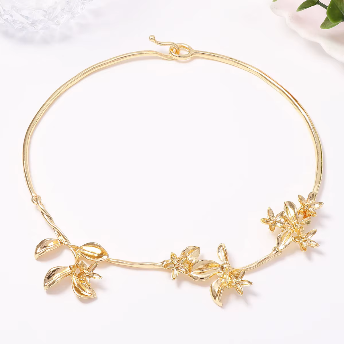 Collier ras du cou en métal doré à motif floral pour femme