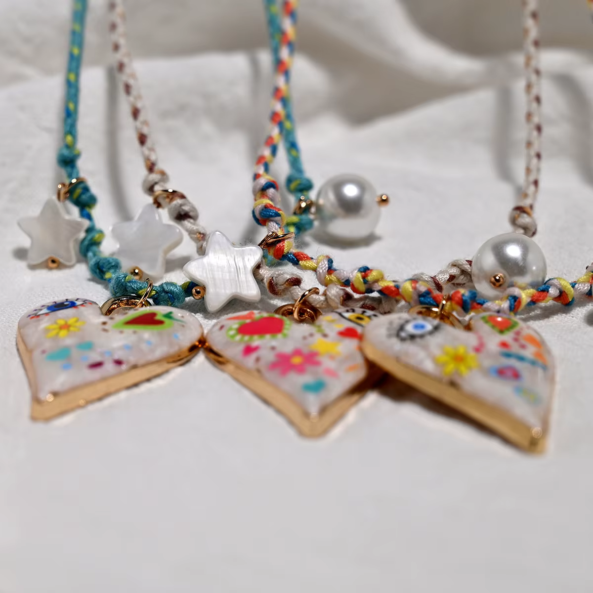 Collier avec pendentif en forme de cœur en corde nouée à la main