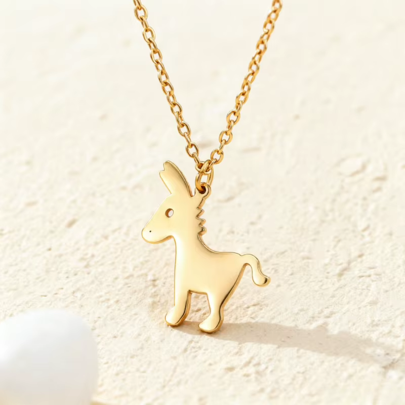 Collier Adorable en Acier Inoxydable avec Breloque Chameau de Dessin Animé