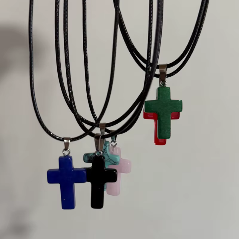 Pendentif croix en pierre naturelle bohème