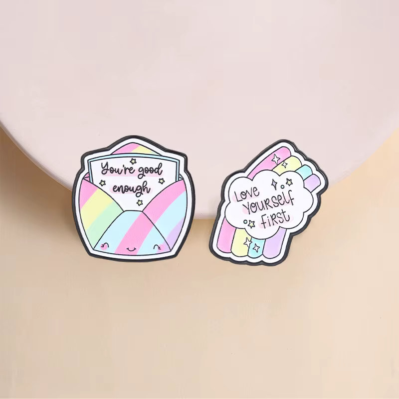 Broches en émail avec citations sur l'amour-propre